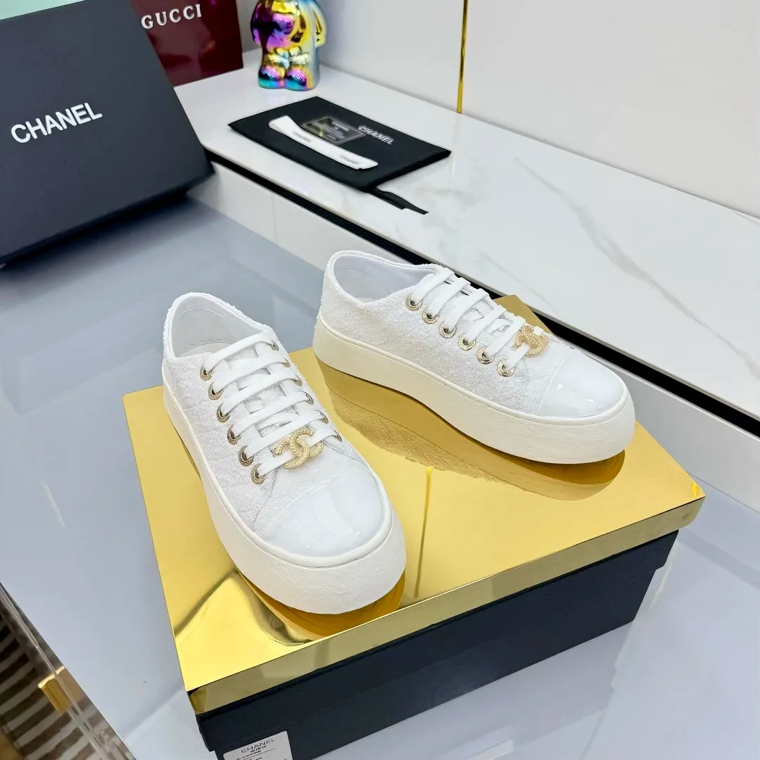 👟👟Ex-factory price 520👟👟 Top-quality cloth-covered version, original quality! ! ! Chanel Chanel - 2025 biscuit shoes, the top casual sports shoes in the counter, this classic design; the upper is electro-embroidered with a variety of craftsmanship; the outsole is fashionable and sporty; the extraordinary inclusion of a variety of color elements... The diversified mix and match is very good-looking and versatile, casual, fashionable, sports, and outdoor can be taken into account... ꫛꫀꪝ Go➫ Material: ❶Upper: Original first-layer cowhide ❷Inner: Sheepskin ❸Outsole is based on: Original TPU combination outsole. Full set of boutique packaging for women 35–40-41. Customized. Non-refundable. 👉